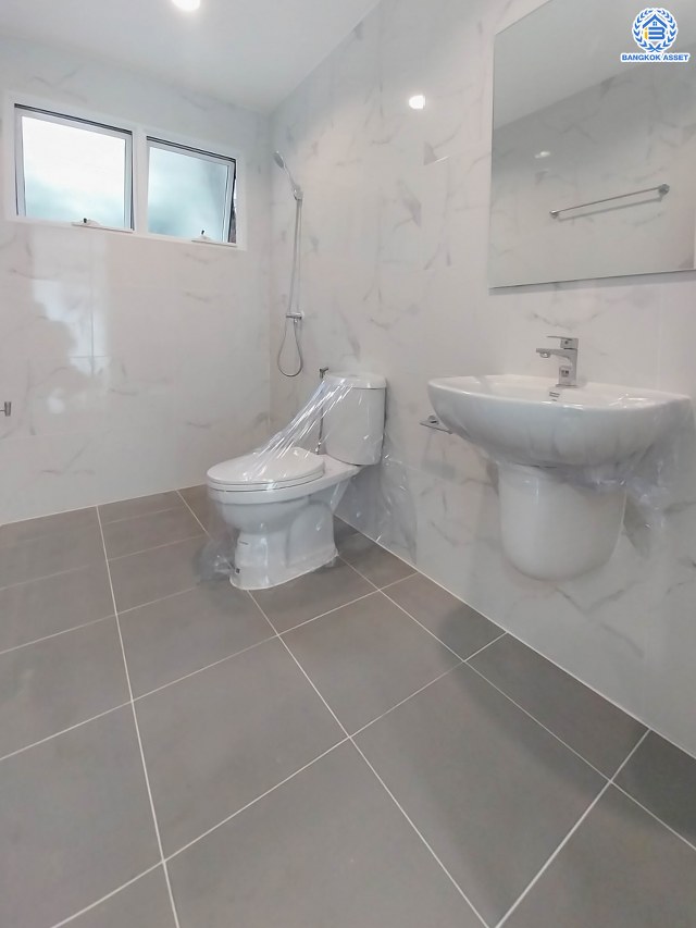 บ้านมือสองตกแต่งใหม่ โครงการ นันทวัน พระราม5 ตกแต่งหรูหรา หลังใหญ่กว่า 66 ตร.ว. ฟังก์ชันจัดเต็ม 3 ห้องนอน 3 ห้องน้ำ จอดรถได้ 2 คัน รองรับทุกความสุข ทำเลเดินทางสะดวก ใกล้ทางด่วน "กาญจนาภิเษก" และรถไฟฟ้าสายสีม่วง "สถานีบางรักใหญ่"